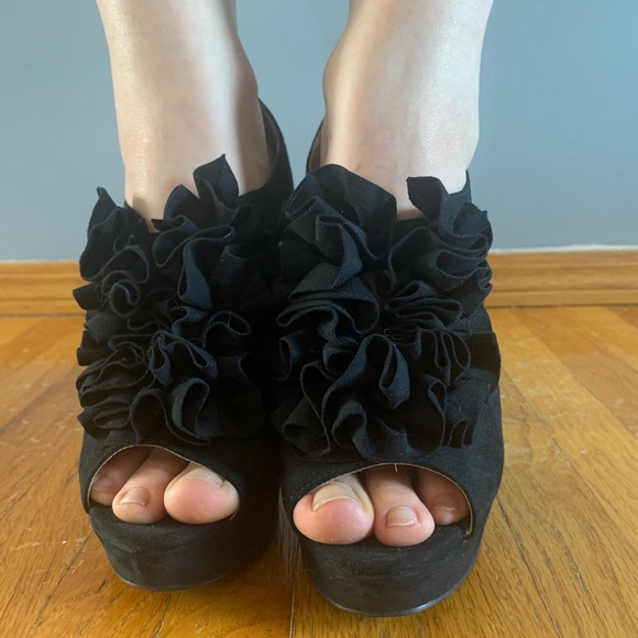 Amazing 4” heels with ruffle top - Picture 3 of 8